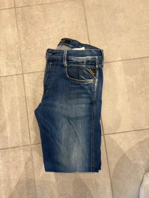 Replay anbass jeans - Replay anbass jeans i strl 32/32, de är i bra skick förutom att de har ett litet hål som synes på bilden, skriv vid frågor och funderingar 