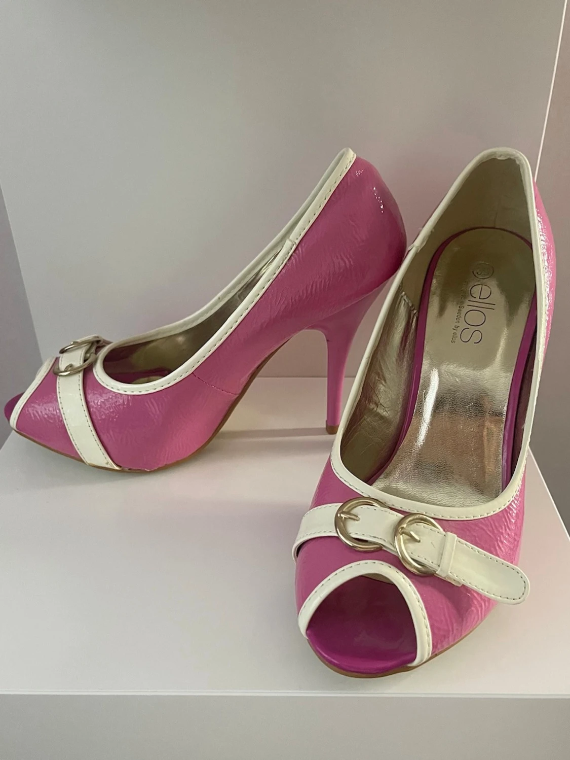 Rosa och vita peep toe klackar