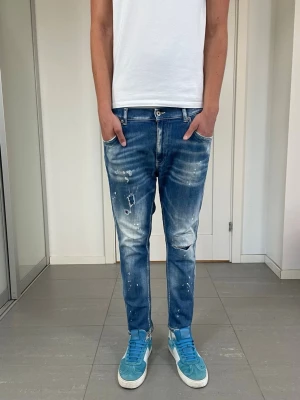 Dondup Jeans - Säljer nu dessa Dondup Jeans med snygga slitningar o färgstänk i populär design, mått ca 40 o 95 cm. skriv för fler bilder/frågor🙌🏼