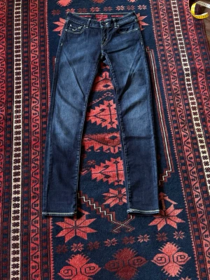 Jacob Cohën - Otroligt snygga Jacob Cohën jeans med riktigt snygg patch | sitter rätt slim | som nytt skick | storlek 27 | längd:100cm midja:37cm innerben:79cm | model 711 slim | passa på! Denna patchen hittar ni inte igen | vid frågor och funderingar tveka inte på att höra av er!                                                                                                     Mvh Doré.reselll