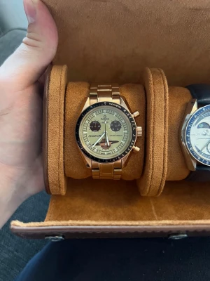 Moddad omega x swatch mission to saturn - Detta är en omega x swatch Moonswatch mission to Saturn som är modifierad med en metallboett och metallarmband inspirerat av omega speedmaster. Perfekt för dig som vill ha en moonswatch men tycker att det kanns fjantigt med en plastklocka eller drömmer om en speedmaster. Den har en skön tyngd och är byggd på korrekt sätt med delar av hög kvalitet. 42mm stor. Låda, original boett och extra länkar foljer med . Skriv om du har några frågor! Kan mötas upp i Nacka/stockholm om det är intressant.