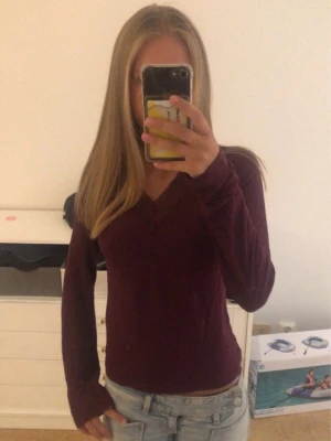 Vinröd spetströja - Jätte snygg långärmad vinröd spestströja. Den är tajt och perfekt till allt. Är i storlek 158/164 men är som xs!❤️