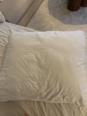 Helt ny JYSK Silk Pillow 50x60 cm - Mjuk och skön kudde från JYSK, modell Silk Pillow. Kudden är helt oanvänd.  Märkt med Scandinavian Sleeping & Living.