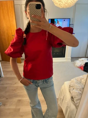 Röd blus  - Superfin röd blus som aldrig är använd. Kolla gärna mina andra annonser! 💌