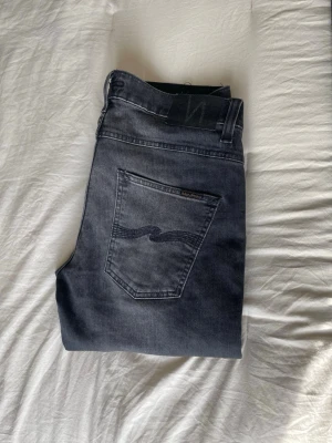 Nudie jeans - Extremt snygga Nudie jeans i modellen grim Tim. Endast använda fåtal gånger därför skick 9/10