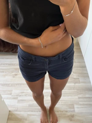 Mörkblå midwaist shorts - Ifrån H&M sitter som en s 