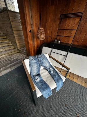 Nudie jenas - Säljer ett par blå jeans med raka ben och slitningar på knäna. Använd i ungefär 10 år, vilket förklarar de  fadesen de fått. Skriv om det är något!