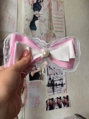 Pink bow - 100% handgjord av mig, kontakta innan du köper direkt💗 har ca 7 styckna av den här!  #trinket  #kpop #anime #keychain #swag #jujutsukaisen #shoujo #straykids #enhypen #aespa #lesserafim #cortis #blackpink #attackontitan #kiminitodoke #coquette #gyaru #strangerthings #alt #emo #scene #retro #japanese #chinese #alt #scene #emo #sonnyangel #smiski #jellycat #labubu #sanrio #hellokitty #kuromi #vintage #pastelcore #crochet #grunge #witch #whimsical #monsterhigh #jiraikei #stockholm #y2k #2000s
