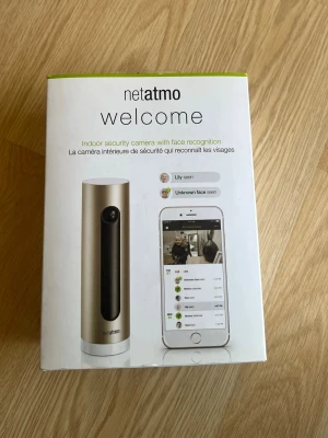 Netatmo Welcome säkerhetskamera - Netatmo Welcome är en smart inomhuskamera i guld och svart med ansiktsigenkänning. Kameran har Full HD, nattseende, 130° synfält och notiser direkt till mobilen. Perfekt för att hålla koll på hemmet och få notiser om okända ansikten.