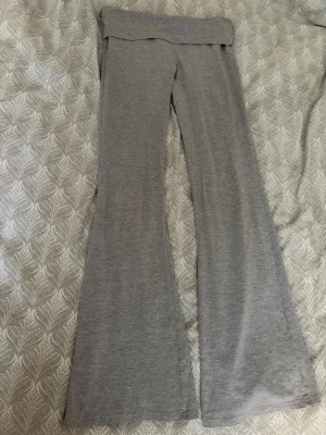 Flared leggings - Säljer dessa leggings från h&m som är för korta för mig som är 163cm🫶se måtten på bilderna 