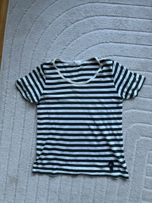 Issey miyake T-shirt - Säljer nu min issey mikaye t-shirt som är riktigt clean. Jag kan tyvärr inte ha den så det är därför jag säljer den, ifall du har några frågor så är det bara att kontakta mig 😁