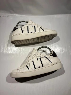 Valentino skor  - Hej! Säljer nu mina skor från märket Valentino, storlek 38 bra skick, allt på bilden ingår. Tveka inte på att höra av dig om du har frågor eller funderingar kring skorna! 