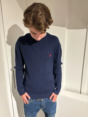Mörkblå kabelstickad tröja Polo Ralph Lauren - En skön och stillig ralplauren tröja! Perfekt om du vill få en skön stil