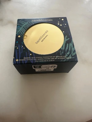 bareMinerals Original Foundation - bareMinerals Original Foundation i deluxe size, 18g. Mineralpuder med SPF 15 & färgen FAIRLY LIGHT. Produkten ger en naturlig finish och är perfekt för dig som gillar mineralbaserad makeup. Oöppnad förpackning.