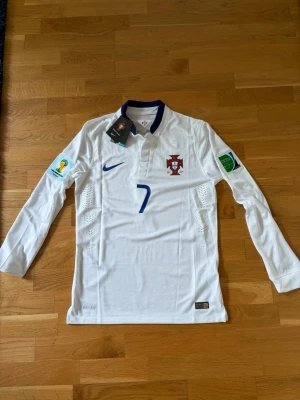 Ronaldo long sleeve - Ronaldo long sleeve, tagsen borta, använd 1 gång, säljer pga lite för liten