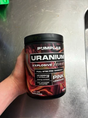 Pumplab Uranium Pink Lemonade PWO - PWO pre-workout från Pumplab med smaken Pink Lemonade. Knappt använd ca 5 skopor.            493 gram kvar utav 550g.   Tvär god pwo smak    Säljs på grund av akut om pengar. Ny pris 499kr