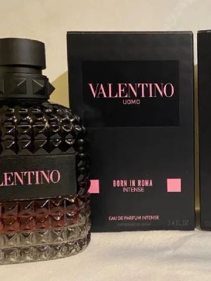 Valentino born in roma intense - Exklusiv herrparfym från Valentino: Born In Roma Intense (100 ml) Mängd enligt bild 2. Säljer för 800kr.