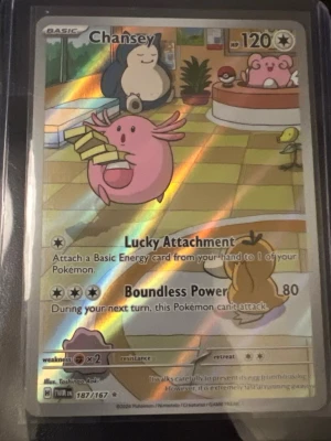 Pokémonkort Chansey holo 187/167 - Säljer ett Pokémonkort med Chansey, holografisk specialversion nummer 187/167. Kortet har färgglad bakgrund med motiv från ett Pokémoncenter och tydliga attacker. Perfekt för samlare eller Pokémonfans!