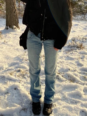 Jeans  - Svinsnygga lågmidjade jeans från Wrangler som blivit lite små för mig. Midja ca 82 cm, innerbenslängd 83 cm. Slitna längst ner, se sista bilden. Jag är 173 cm, personen på sista två bilderna är 168 cm 🌞
