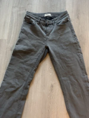 Grå jeans från Lindex - Gråta bootcut jeans från Lindex. Använda ungefär fem gånger. 