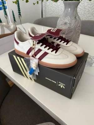 Adidas Wales Bonner Sambas    - Säljer dessa otroligt fina Wales Bonner Sambas i perfekt skick. kommer med låda 🗃️. hör av er om ni har fler frågor!
