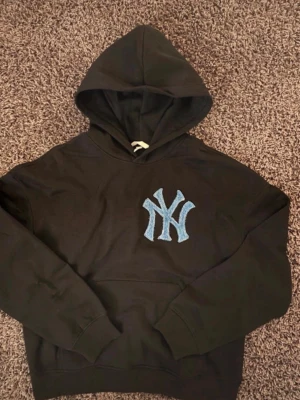 Custom made New York Yankees hoodie - Säljer denna Custom made New York Yankees hoodie i fint skick! Storlek S! Pris går att diskutera vid snabb affär! Hör av dig vid minsta fundering!