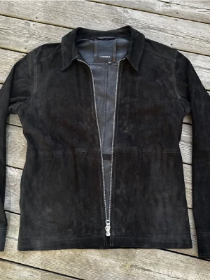 J.Lindeberg jacka  - Superfin jacka (Overshirt) från J.Lindeberg i mocka material. Passar perfekt året om ☀️❄️  Jackan har inga defekter, absolut nyskick. Nypriset ligger runt 4-5000kr💰