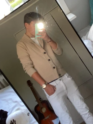 Cardigan - En beige stickad cardigan ifrån ryvils. Den är helt utan defekter och köptes i vintras. Pris kan diskuteras!