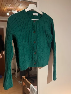 Grön stickad kofta - En grön stickad kofta. Har använt den en gång!💕 Nypris: 449 kr