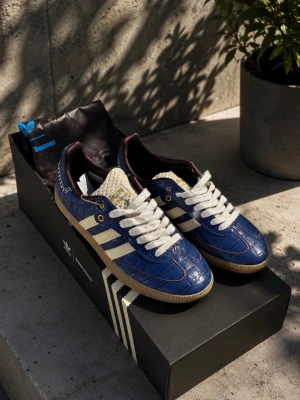 Adidas x Wales Bonner crocodile  - Unika sneakers från Adidas x Wales Bonner i blått krokodilpräglat läder med vita detaljer och klassiska tre ränder på sidan. Skorna har vita snören, beige yttersula och gulddetaljer på plösen. Låg modell med retrovibe och exklusiv känsla.