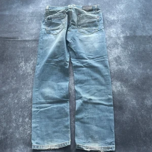 IMARS ljusblå vintagejeans för herrar i storlek W32 L34 - Mått: Midja: 43 cm Benslut: 20 cm Lår: 33 cm Totallängd: 107 cm W/L är uppskattade utifrån måtten.  Skickas inom ett dygn Spara på priset och frakten genom att sätta ihop ett paket  Mer information finns på min profil 16-306