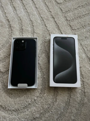 iPhone 15 Pro Max 512 GB (Svart Titan) – Oanvänd i kartong - Säljer en helt oanvänd iPhone 15 Pro Max i färgen Svart Titan med hela 512 GB lagring. Kartongen är öppnad för att kika på den, men telefonen är aldrig använd – skyddsplasten sitter kvar på skärmen och tillbehören är helt orörda. Pris: 7 500 kr 📍 Upphämtning: Kan hämtas i Knivsta eller Sigtuna. 📦 Frakt: Kan även skickas spårbart (köpare står för frakten). Obs! Gäller endast vid förskottsbetalning. 💳 Betalning: Revolut eller kontant (vid möte), alternativt Revolut innan avsändning