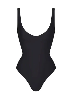 Svart body med djup urringning - En stilren svart body med djup urringning och breda axelband. Kroppsnära passform och högt skurna ben ger en snygg siluett. Perfekt att matcha med jeans eller kjol. Nypris 1204kr, Skims. Aldrig använd men saknar prislapp. 