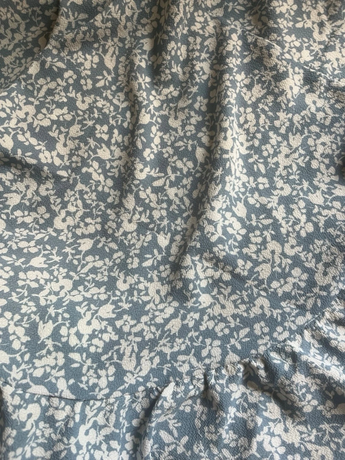 Blå blommig omlottklänning - 1