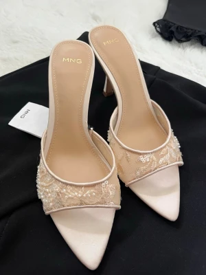 Beige spetsiga pumps från MNG - Efterfrågade klackskor från mango! Slutsålda.   Aldrig använda,endast testade. Prislapp kvar. Storlek 37.