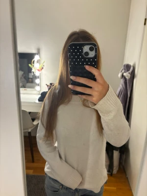 Vit stickad tröja🤍 - Mysig vit stickad tröja med rund hals och långa ärmar. Tröjan har en avslappnande look men också stilren. Original pris: 299💞💞