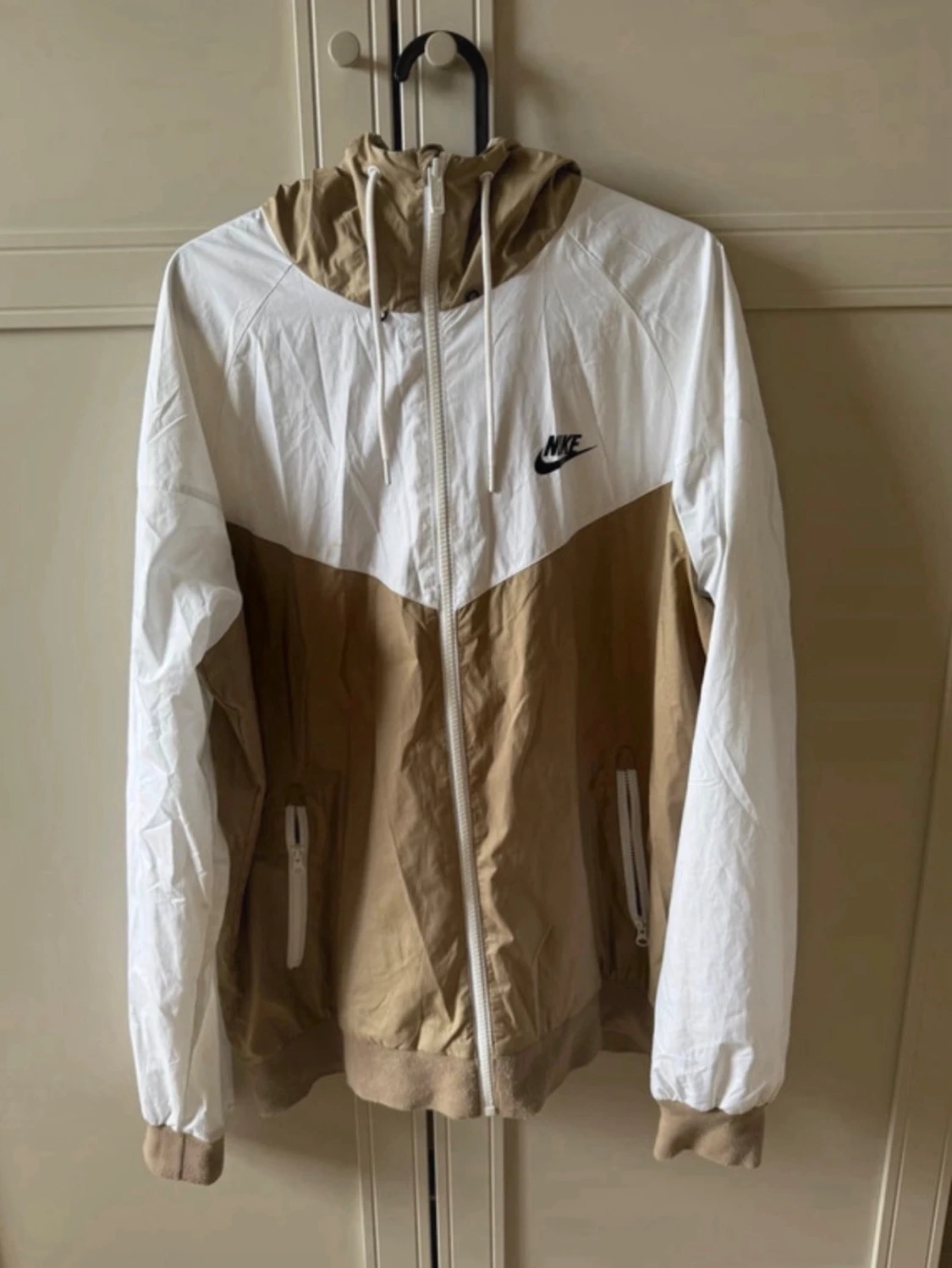 Nike beige och vit vindjacka