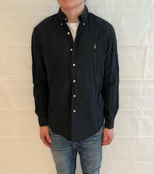 Polo Ralph Lauren Shirt Black Men's - Svart herrskjorta i bomull, begagnad i mycket bra skick. Stl L, passar även L enligt säljaren.