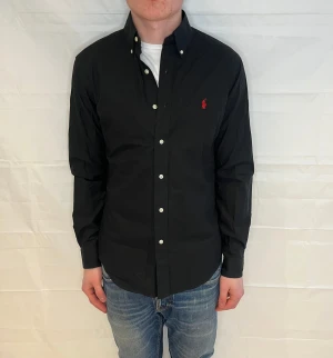 Polo Ralph Lauren Slim Fit Shirt Black Men's - Svart slim fit-skjorta i 100% bomull, begagnad i mycket gott skick.
