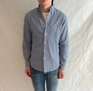 Polo Ralph Lauren Slim Fit Checked Shirt - Rutig slim fit skjorta i 100% bomull, begagnad i mycket gott skick.