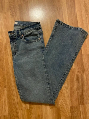 Blå bootcut jeans med låg midja - Säljer ett par klassiska blå bootcut jeans med låg midja. De är från Gina Tricot i storlek 38. Modellen heter Low tall bootcut jeans. Nypris 499kr. Mitt pris 100kr. 