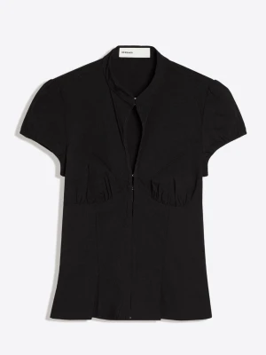 Svart kortärmad blus med markerad byst - Säljer denna svarta blus/topp från Bershka i storlek S. Köpt för 400kr. Säljer för 250 då den är helt ny. Jag köpte den och ångrade mig och eftersom det inte finns någon bershka butik i min stad så väljer jag att sälja den. Så den är aldrig använd! Kvitto finns!