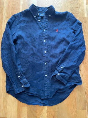 Ralph lauren skjorta - Snygg ralph lauren skjorta i ny skick                  Den har inga defekter, är junior storlek men passar som en s i vuxen storlek. Öppen för byten och pris ej hugget i sten! 