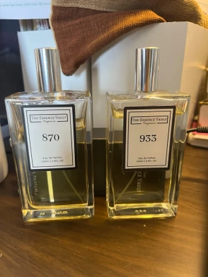 TEV parfymer no. 870, 933  - Två Eau de Parfum från The Essence Vault, nr 870 och 933.  Använd parfym, se kvarvarande mängd på bilderna. Har förvarats mörkt och svalt.