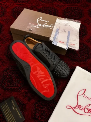 Gråa Louboutins med nitar - Skick 10/10 inga tecken på användning | autentiserings kort /  äkthetsbevis o allt annat på bilder ingår på köp | storlek 43 EU | pris går att diskutera vid snabbaffär / bundle köp! 