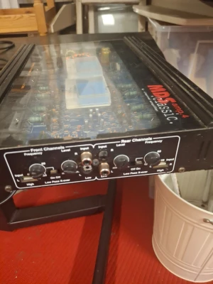 MDS Classic 4 bilstereo slutsteg - Säljer ett MDS Classic 4 slutsteg för bilstereo. Svart och genomskinlig design med synliga komponenter under locket. Utrustad med flera rattar för nivå och frekvens, RCA-ingångar och utgångar samt anslutningar för högtalare och ström. Perfekt för dig som vill uppgradera ljudsystemet i bilen.