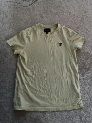 2 t-shirt från Lyle & scott - Hej,1 t-shirt kostar 45 båda kostar 99