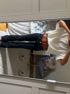 Mörkblå bootcut jeans  - Säljer ett par mörkblå bootcut jeans med låg midja. Jag är 161 och jeansen är i jättefint skick!