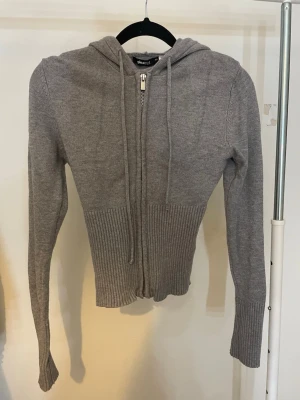 Grå kofta - En grå kofta från Gina Tricot, storlek XS.