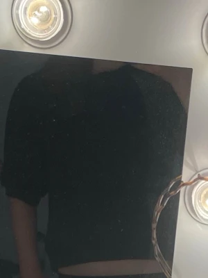 Kortärmad tjocktröja från ginatricot  - Fin tröja från ginatricot endast använd någon gång och är i väldigt fint skick, inga defekter. Finns fler bilder, materialet i tröjan är lite varmare och passar för kallare väder.